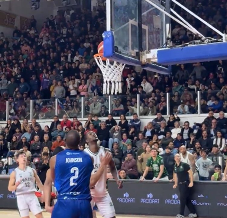 Partido de básquet entre Gimnasia de Comodoro y Quimsa en Santiago del Estero