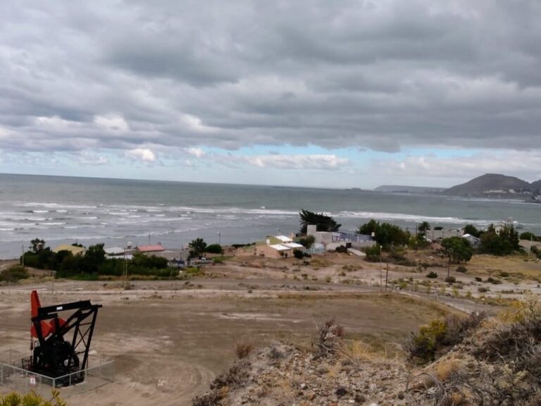 Vista de instalaciones petroleras en la zona de Restinga Alí, Chubut
