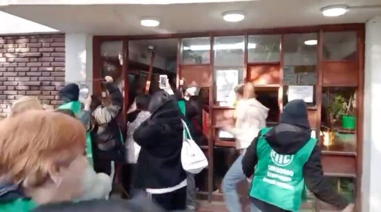 Edificio de Supervisión de Escuelas en Comodoro Rivadavia con daños materiales