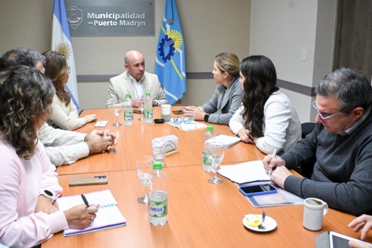Reunión del intendente Gustavo Sastre con autoridades del Banco Mundial en Puerto Madryn