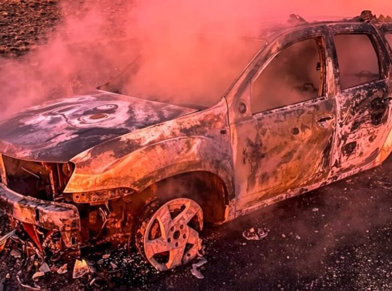 Camioneta Renault Duster incendiada en la Ruta Nacional 40