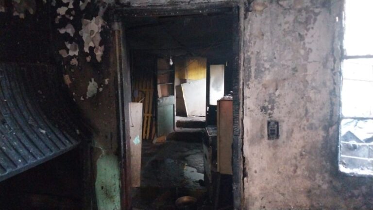 Vivienda incendiada en el barrio San Martín de Comodoro Rivadavia, Chubut