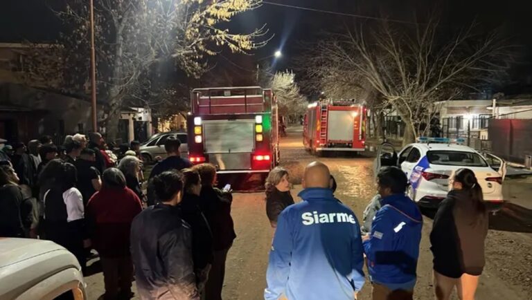 Vecinos del barrio Los Pinos de Cipolletti reunidos frente a vivienda incendiada