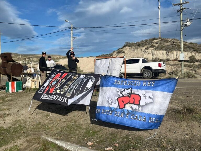 Fanáticos en el Predio Ferial de Comodoro Rivadavia previo al recital de Los Fundamentalistas