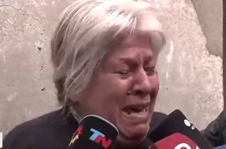 Viviana Barrelier declarando frente a su vivienda en Córdoba
