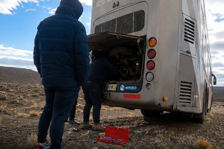 Micro de la empresa ETAP varado en la ruta en la Patagonia