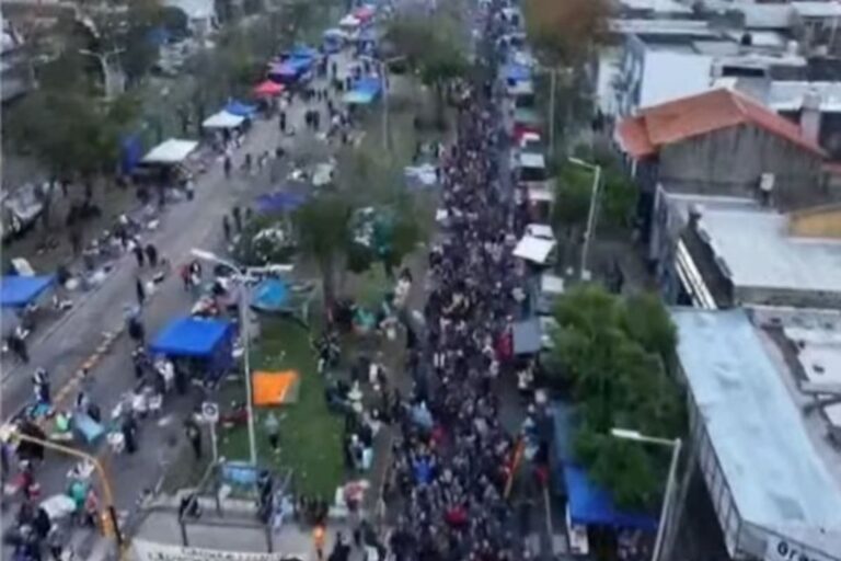 Multitud de fanáticos en el velorio del Indio Solari en Villa Domínico