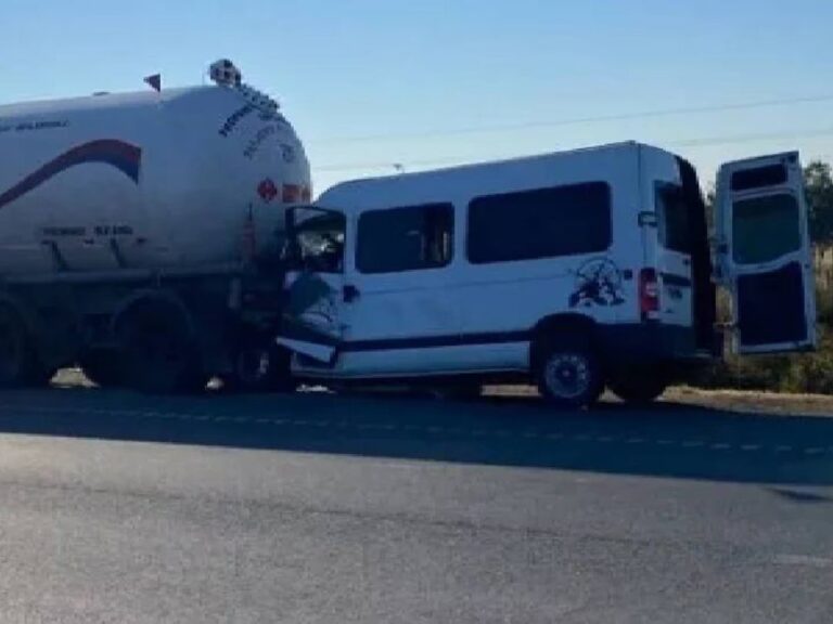 Accidente de tránsito en autopista Rosario-Santa Fe con camioneta y camión cisterna