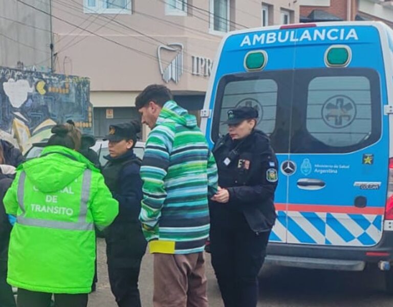 Ambulancia en la calle Almirante Brown de Comodoro Rivadavia tras atropello