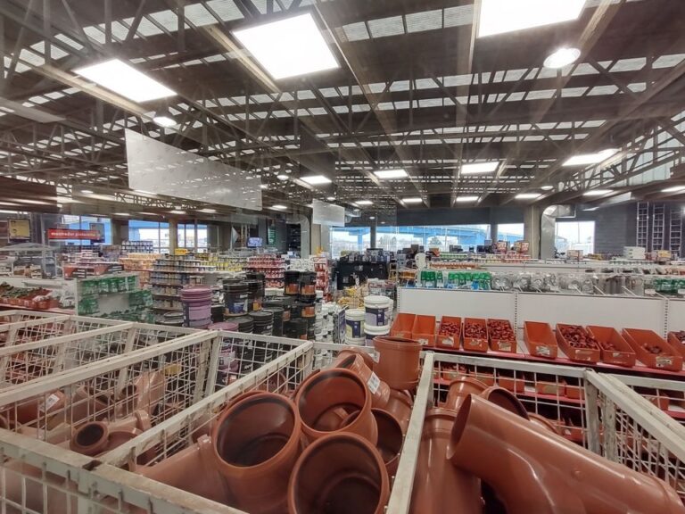 Fachada o interior de sucursal de Neomat en Comodoro Rivadavia con materiales de construcción