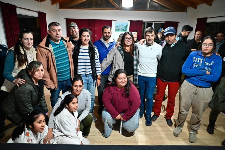 Viviendas en construcción en la localidad de El Hoyo, Chubut