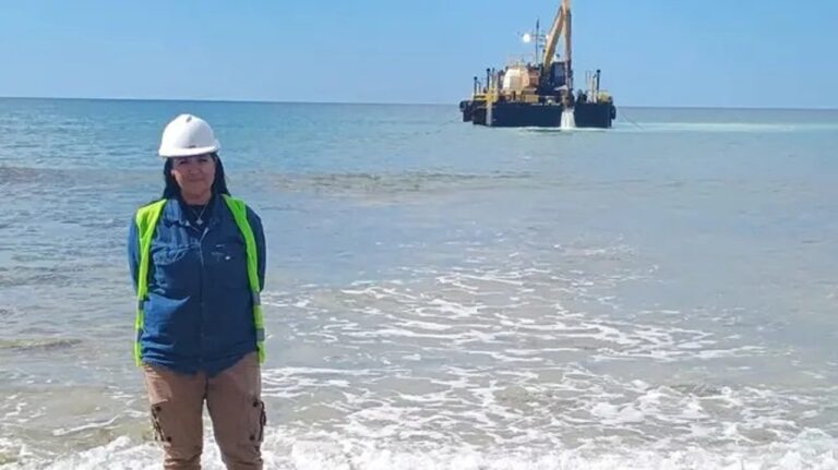 Mujer trabajando en obra de infraestructura energética en Río Negro
