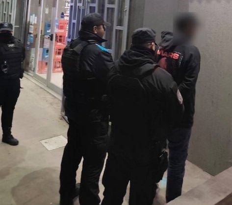Personal policial en la vía pública de Puerto Madryn