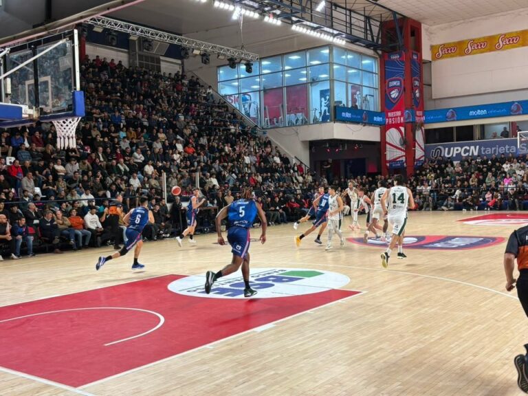 Partido de básquet entre Quimsa y Gimnasia en el estadio Ciudad de Santiago del Estero