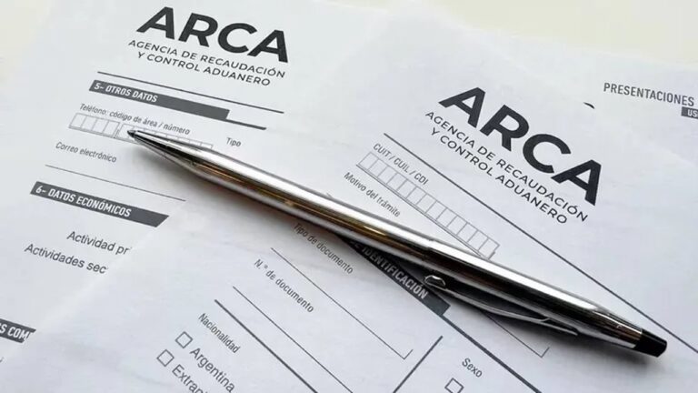 Recibo de sueldo digital sobre escritorio con documentos y calculadora