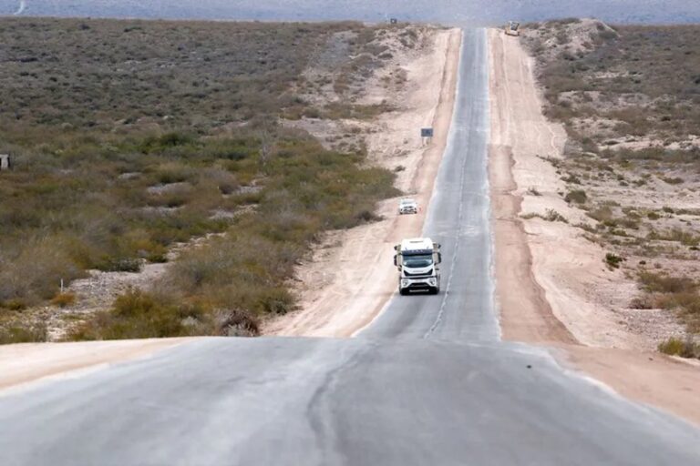 Obra de repavimentación en la ruta provincial 6, con maquinaria vial y asfalto nuevo
