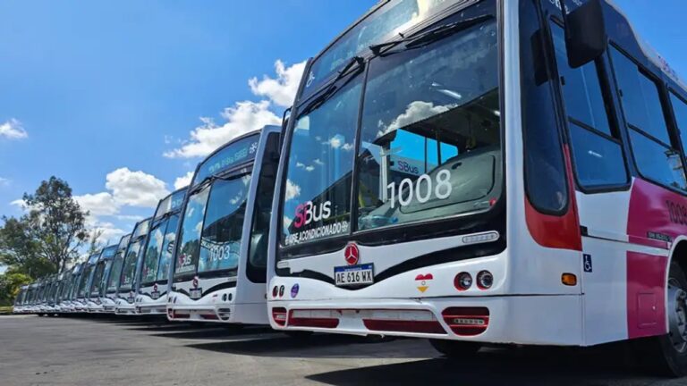 Firma de contrato entre el Municipio de Comodoro Rivadavia y Grupo MR para el servicio de colectivos