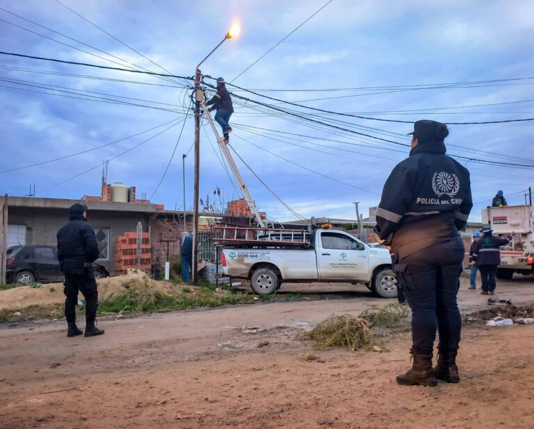 Operativo de Servicoop para eliminar conexiones clandestinas de energía en Puerto Madryn