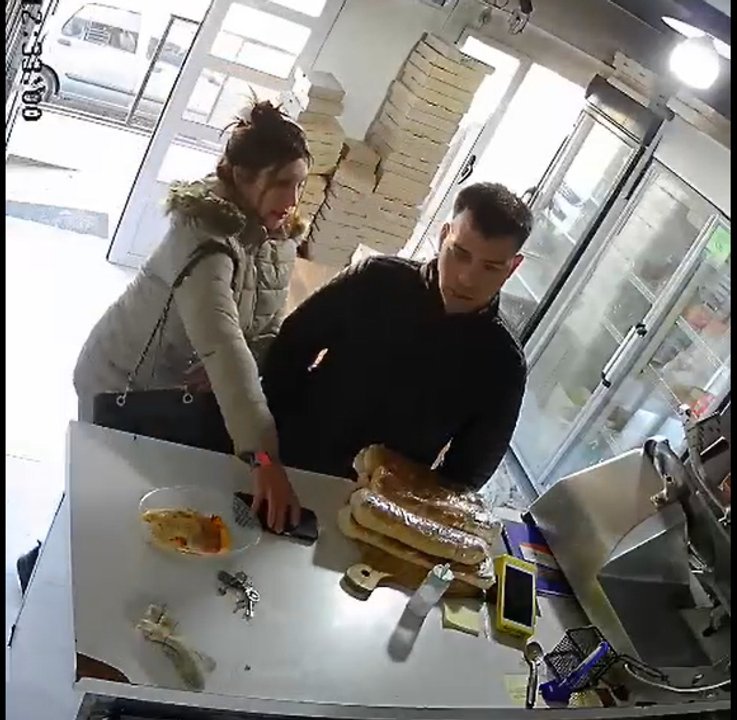 Captura de video de cámara de seguridad mostrando a dos personas en una cervecería durante un robo