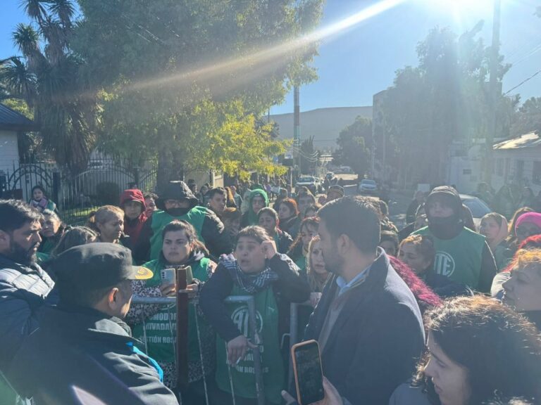 Manifestación de ATE frente a la sede de Supervisión de Escuelas en Comodoro Rivadavia