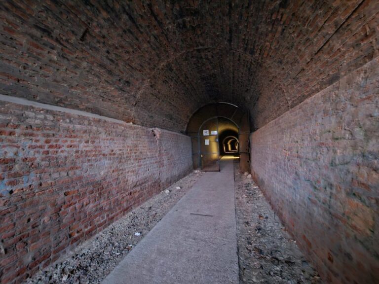 Interior del túnel de Gaiman mostrando ladrillos y nichos en las paredes