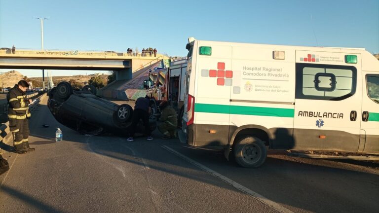 Accidente de tránsito en la Ruta 3 con un auto volcado y bomberos en el lugar